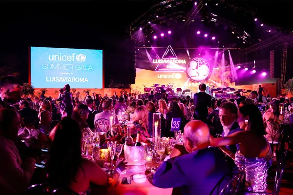 Cena di gala con un grande palco e luci colorate