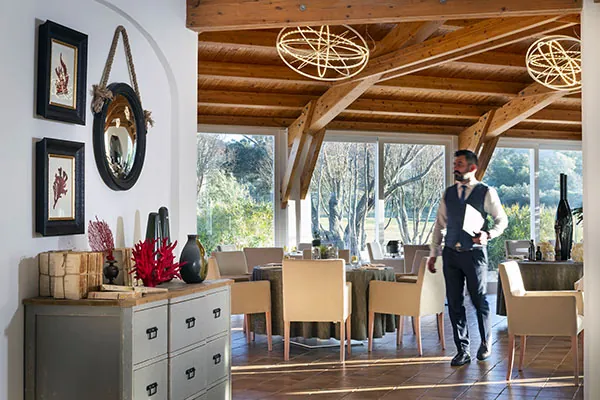 Sala di un ristorante con un cameriere che serve gli ospiti