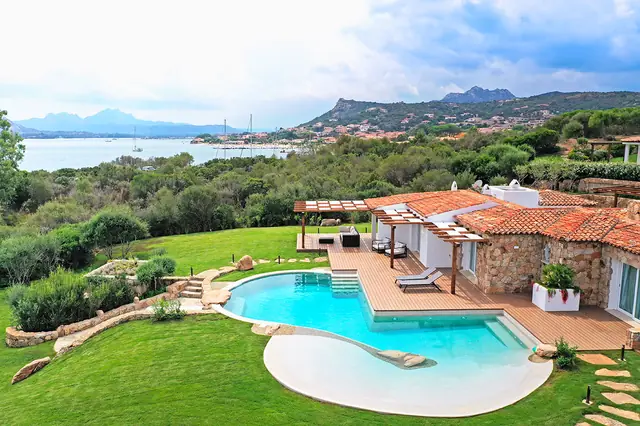 Terrazza con pergola, poltrone e vista sulla baia