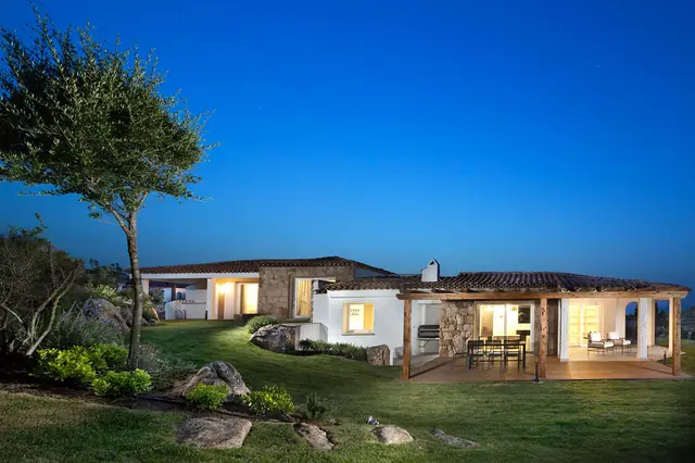 Veduta aerea di una villa con piscina dalla forma libera