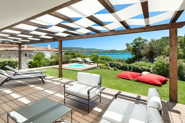 Terrazza di una villa al tramonto accanto a massi di granito