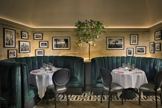 Sala da pranzo con un albero di limoni e tavoli apparecchiati