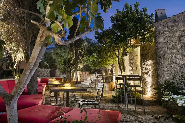 Terrazza nel giardino con stoviglie colorate