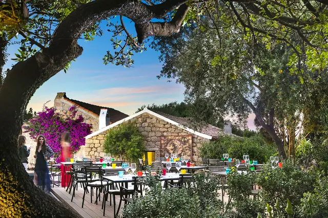 Bar in terrazza con lanterne e sedute lounge