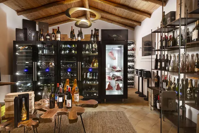 Sala da pranzo con travi in legno e vista sul giardino