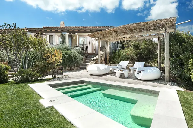 Suite con zona salotto e porta aperta