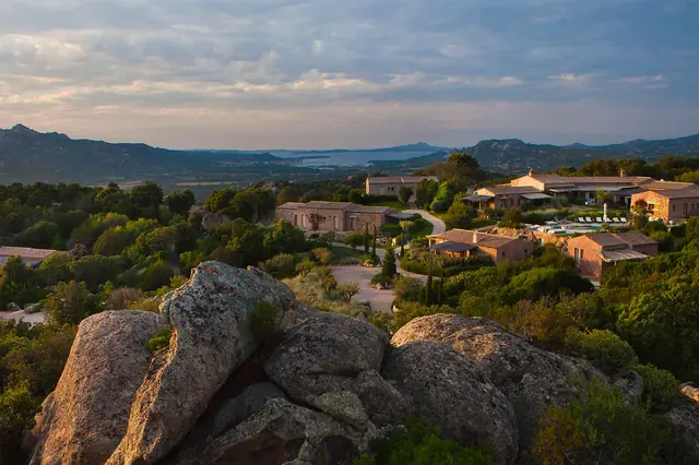 Resort immerso tra rocce di granito e macchia mediterranea
