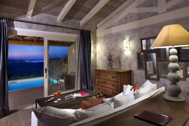 Area lounge con tavolo in legno e sedute in rattan