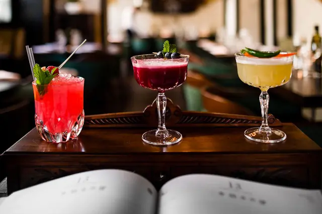 Due cocktail su un tavolo accanto a un menu