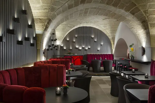 Barman che versa del cognac in un bicchiere